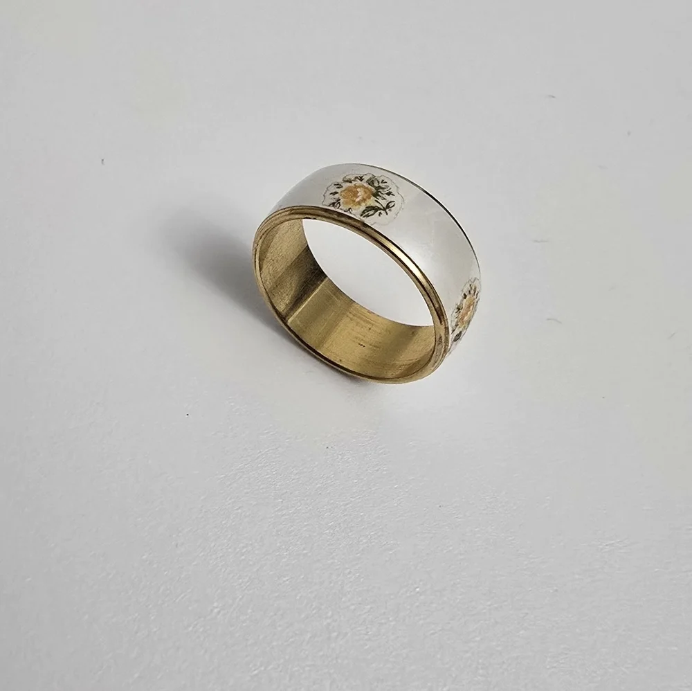 Beautiful Gold Tone White Flower Ring Size 7.5
